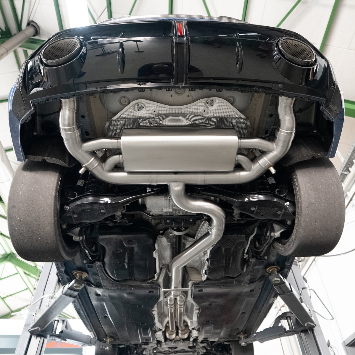 HPerformance 90 mm symmetrische Abgasanlage am Audi RS3 8Y – Gesamtansicht