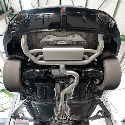 HPerformance 90 mm symmetrische Abgasanlage am Audi RS3 8Y – Gesamtansicht